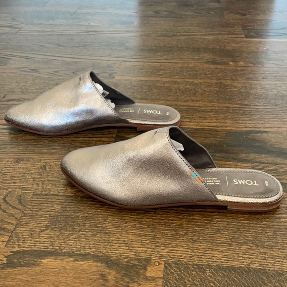 TOMS Silver Pewter Metallic Leather Mules Slip On Shoes - Picture 1 of 5